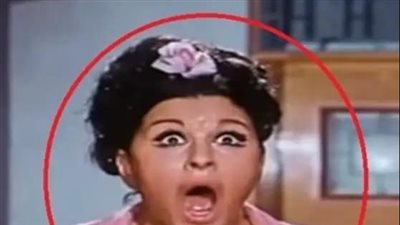 خطأ  للفنانه سعاد حسني في فيلم صغيره علي الحب