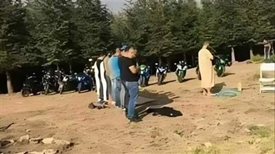 كانت والدته غاضبة منه جدا حاول اضحاكها و مصالحتها فسألها :