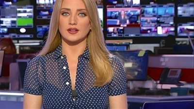 ماذا فعلت أجمل مذيعة عربية عندما اعتقدت انها ليست على الهواء