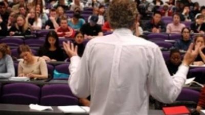 نقاش بين استاذ جامعة و فتاة