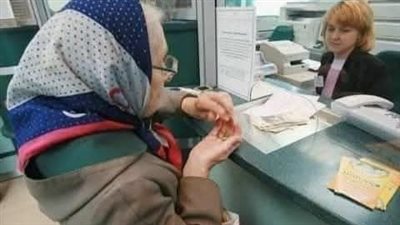توجهت سيدة عجوز إلى شباك في البنك